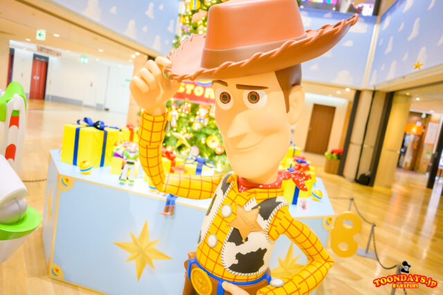 TOY STORY TREE（トイ・ストーリーのクリスマスツリー）＜スカイビル 10F 吹き抜け＞