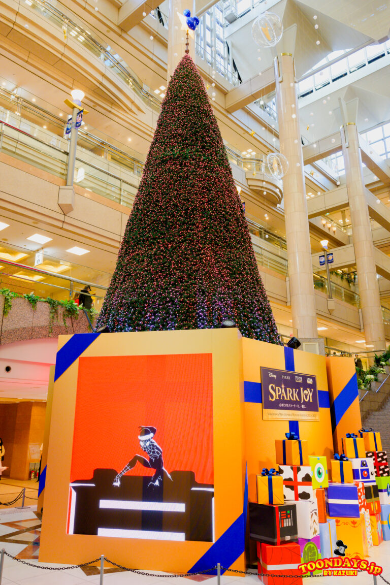 12mのクリスマスツリー「SPARK TREE」<ランドマークプラザ1階>