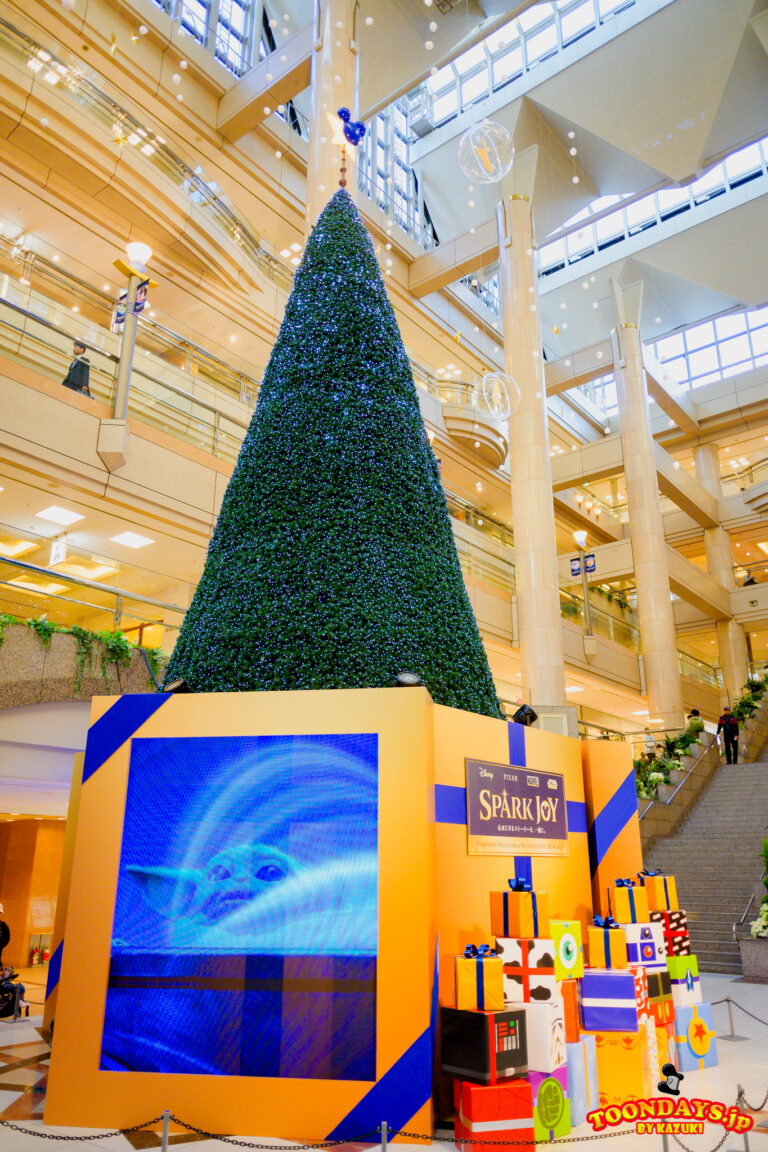 12mのクリスマスツリー「SPARK TREE」<ランドマークプラザ1階>