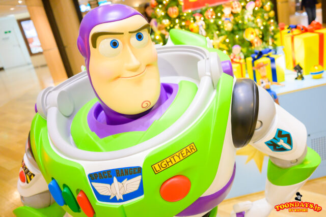 TOY STORY TREE（トイ・ストーリーのクリスマスツリー）＜スカイビル 10F 吹き抜け＞