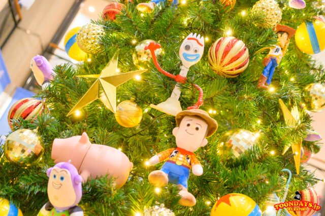 TOY STORY TREE（トイ・ストーリーのクリスマスツリー）＜スカイビル 10F 吹き抜け＞