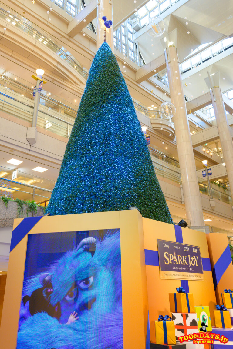 12mのクリスマスツリー「SPARK TREE」<ランドマークプラザ1階>