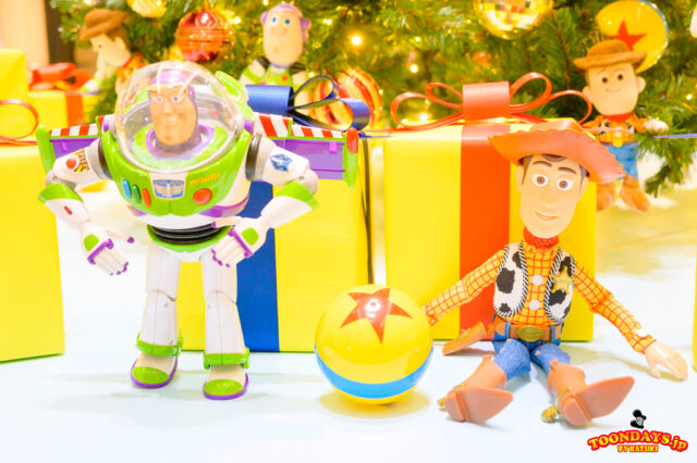 TOY STORY TREE（トイ・ストーリーのクリスマスツリー）＜スカイビル 10F 吹き抜け＞