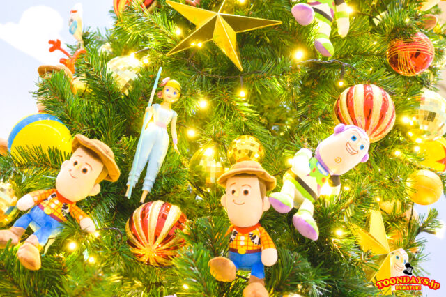 TOY STORY TREE（トイ・ストーリーのクリスマスツリー）＜スカイビル 10F 吹き抜け＞