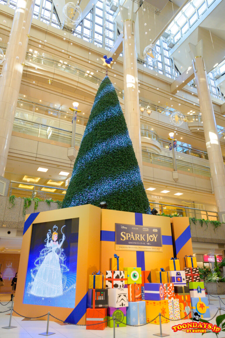 12mのクリスマスツリー「SPARK TREE」<ランドマークプラザ1階>