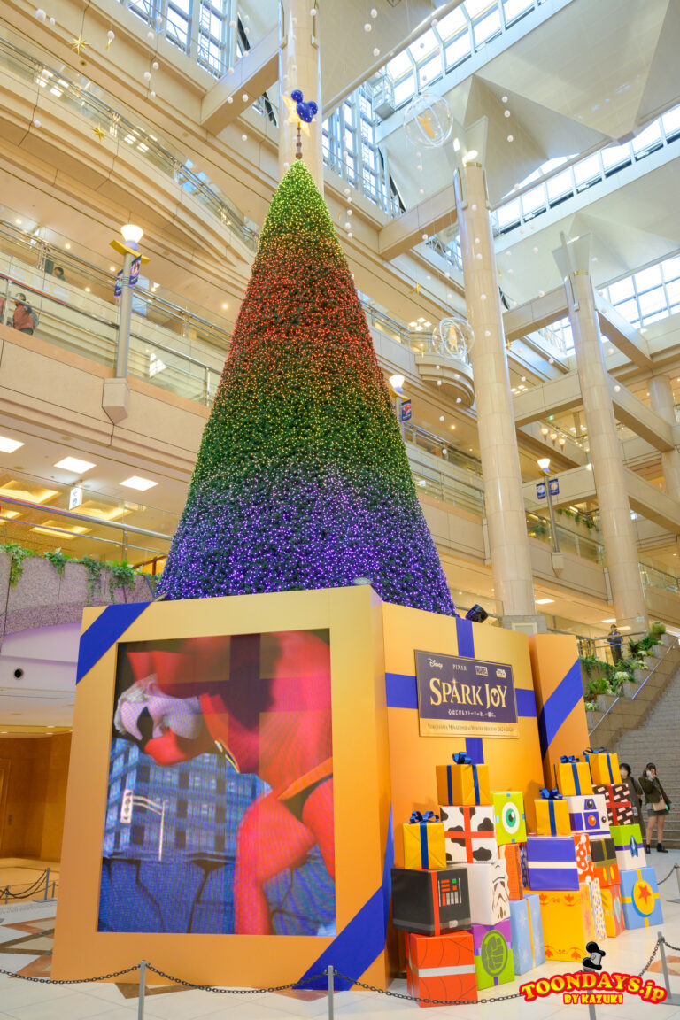 12mのクリスマスツリー「SPARK TREE」<ランドマークプラザ1階>