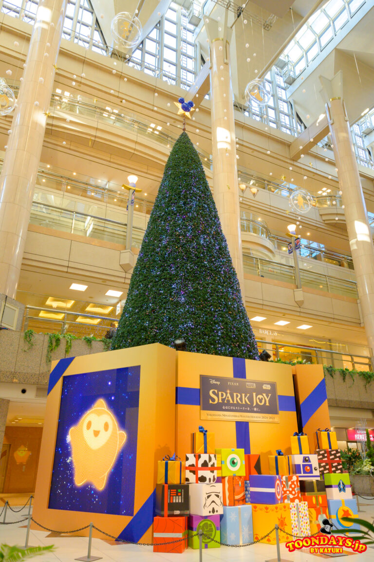 12mのクリスマスツリー「SPARK TREE」<ランドマークプラザ1階>