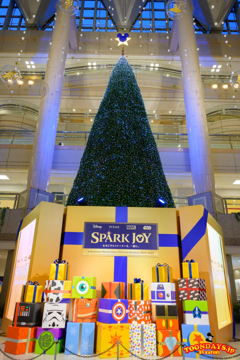 12mのクリスマスツリー「SPARK TREE」<ランドマークプラザ1階>