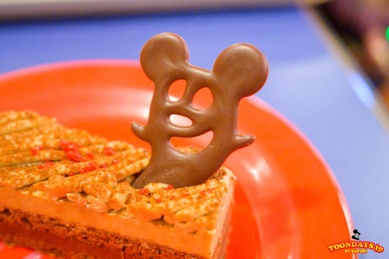 マロンムースとチョコのケーキのお化けミッキーチョコ