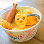 シーフードサルサソースのライスボウル（サーモン、骨付きソーセージ、チーズ）