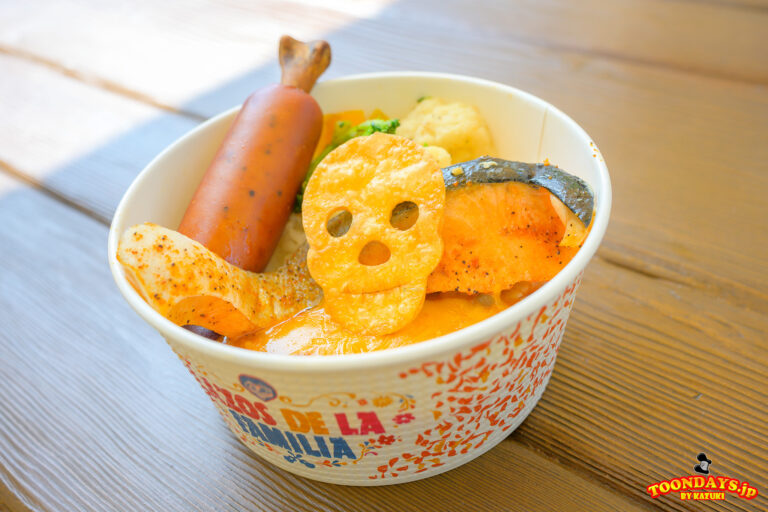 シーフードサルサソースのライスボウル（サーモン、骨付きソーセージ、チーズ）