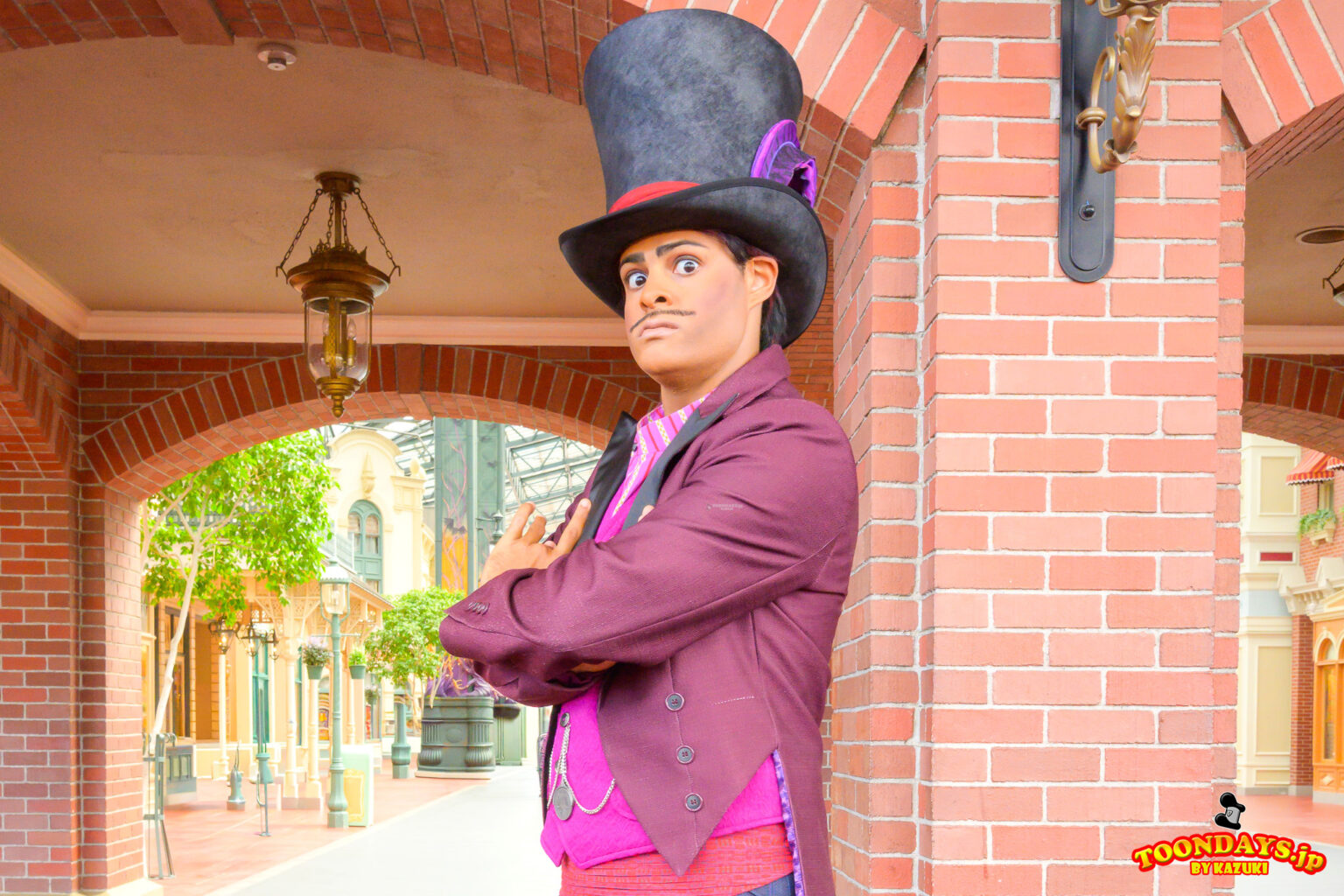 【新コス】ドクター・ファシリエはハロウィーン期間にしか会えない！？ワールドバザール（エントランス）でのフリーグリーティング＜ディズニー・ハロウィーン2025＞