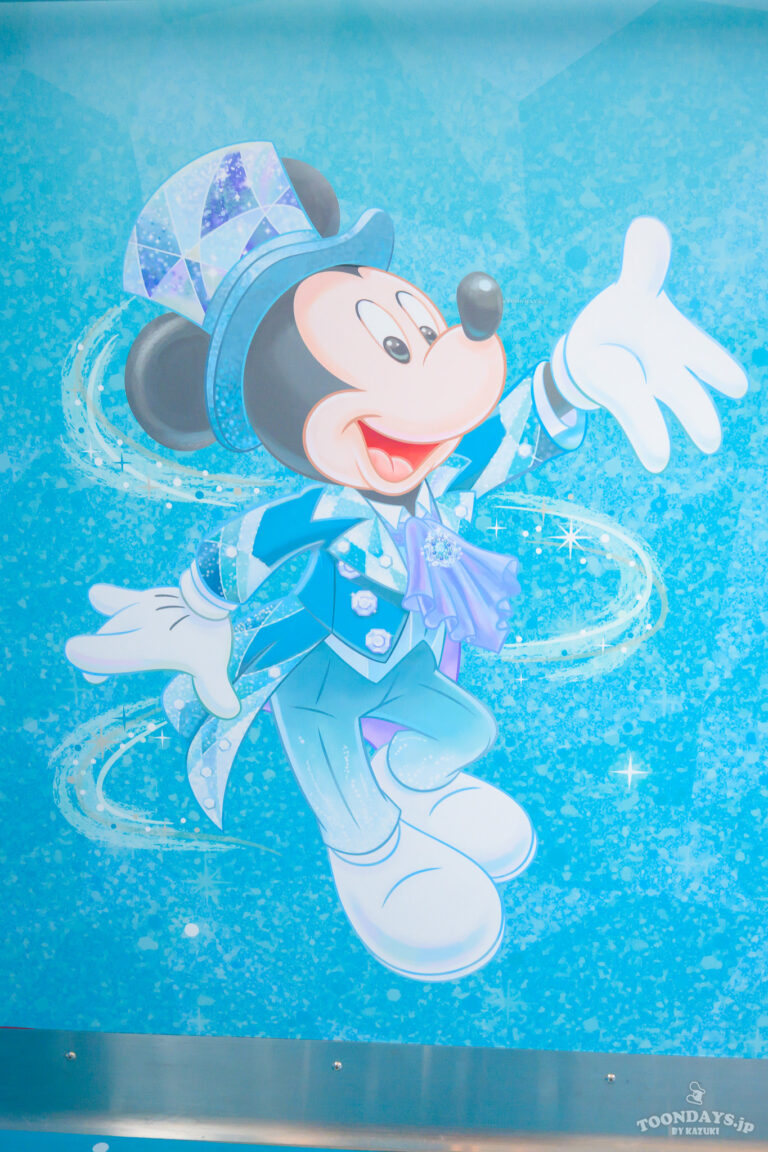 ディズニーリゾートライン「東京ディズニーシー25周年スパークリング・ジュビリーライナー」の内装2