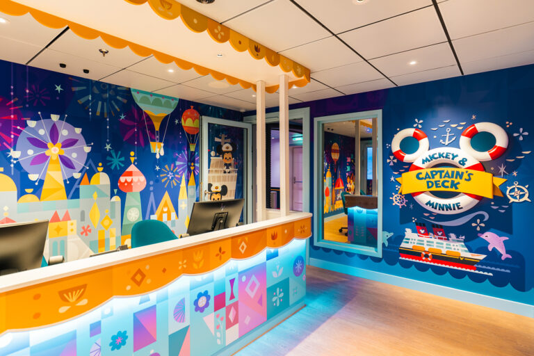 イッツ・ア・スモールワールド（託児サービス）