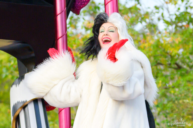 TDL「ディズニー・ハロウィーン2025」の「ザ・ヴィランズ・ハロウィーンInto the Frenzy」に登場するクルエラ・ド・ヴィル