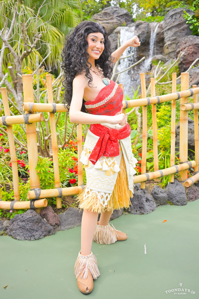 TDLアドベンチャーランドでフリーグリーティングをしているモアナ