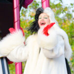 TDL「ディズニー・ハロウィーン2025」の「ザ・ヴィランズ・ハロウィーンInto the Frenzy」に登場するクルエラ・ド・ヴィル