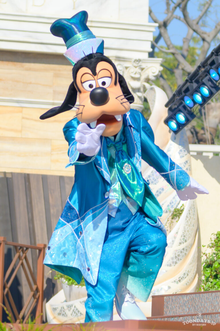 TDS25周年バージョンの「ダンス・ザ・グローブ!」に出演するグーフィー