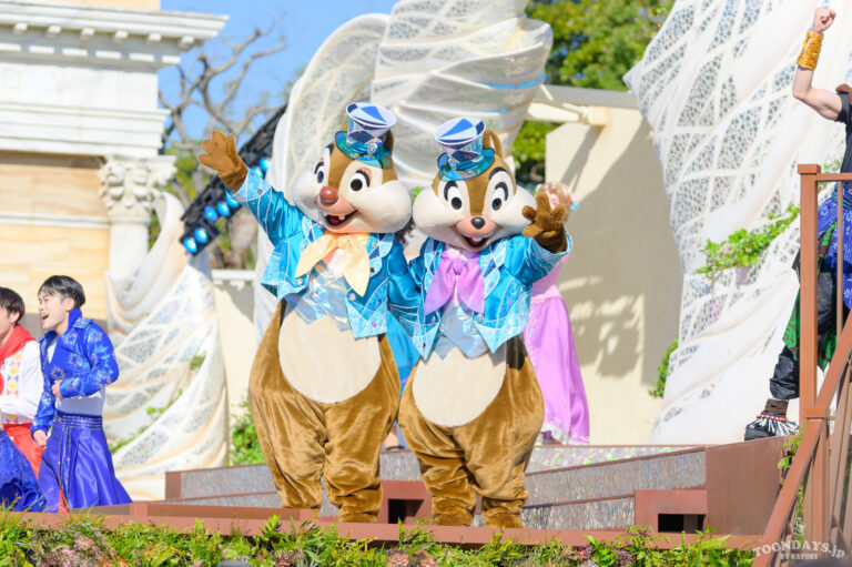 TDS25周年バージョンの「ダンス・ザ・グローブ！」に出演するチップとデール1