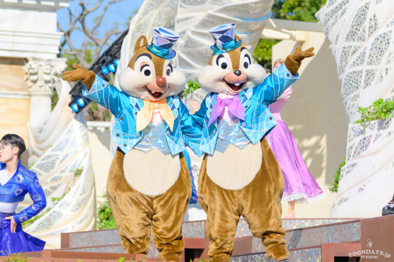 TDS25周年バージョンの「ダンス・ザ・グローブ!」に出演するチップとデール2