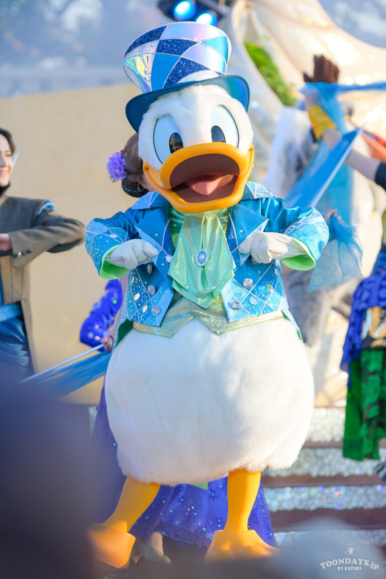 TDS25周年バージョンの「ダンス・ザ・グローブ！」に出演するドナルドダック2