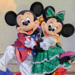 TDS「ダンス・ザ・グローブ！」に出演するミッキーマウスとミニーマウス3